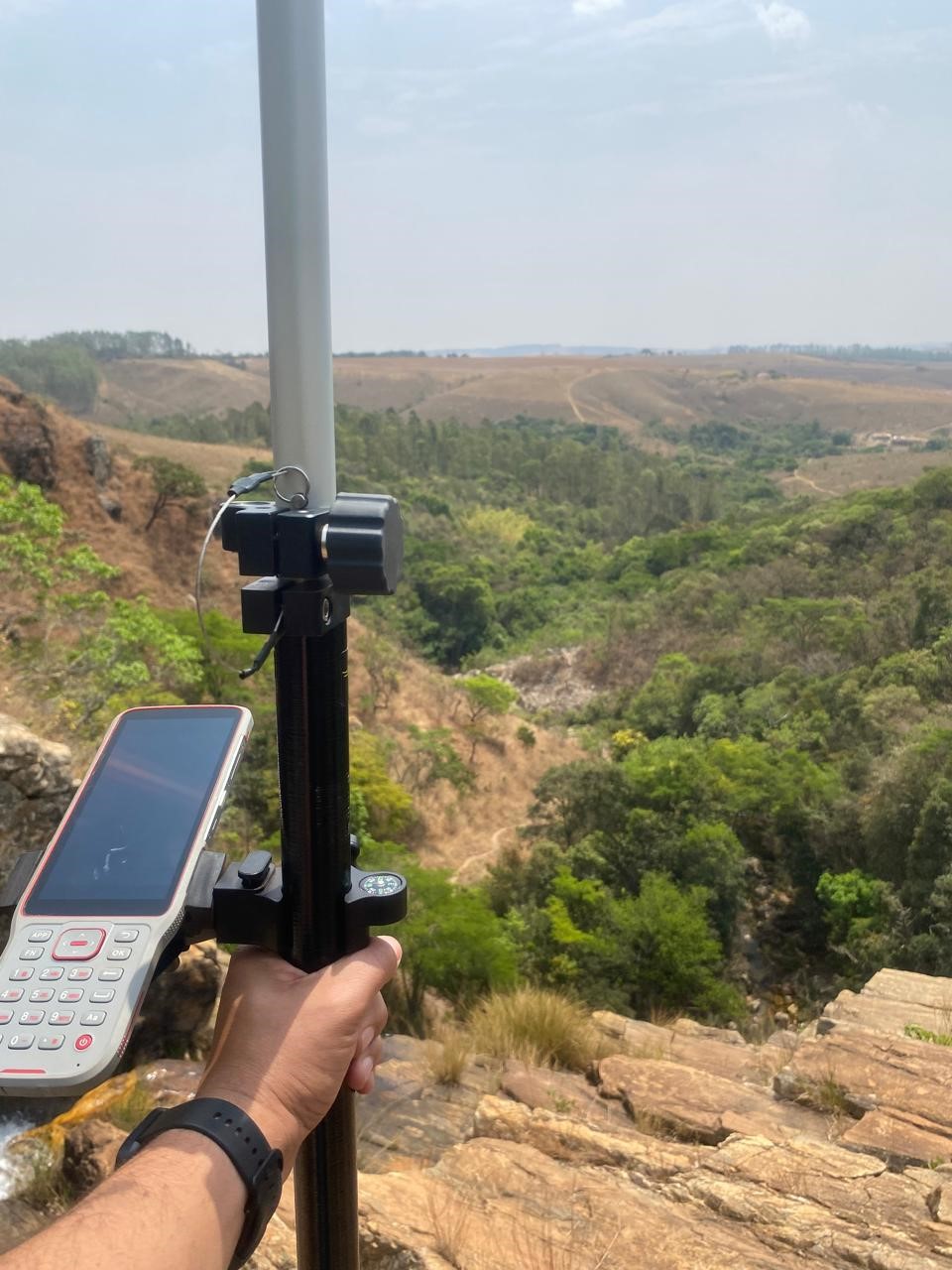 Profissional da REGUR realizando levantamento topográfico